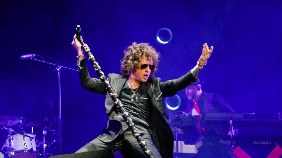 Bunbury fue integrante del grupo de rock Héroes del Silencio que se disolvió en 1996.