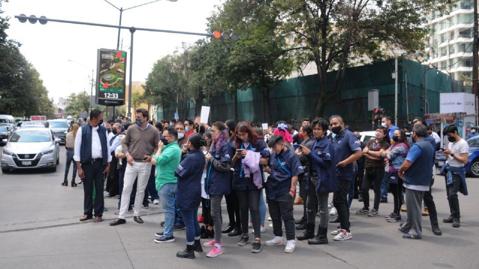 Personas salen a la calle por percepción de leve sismo.