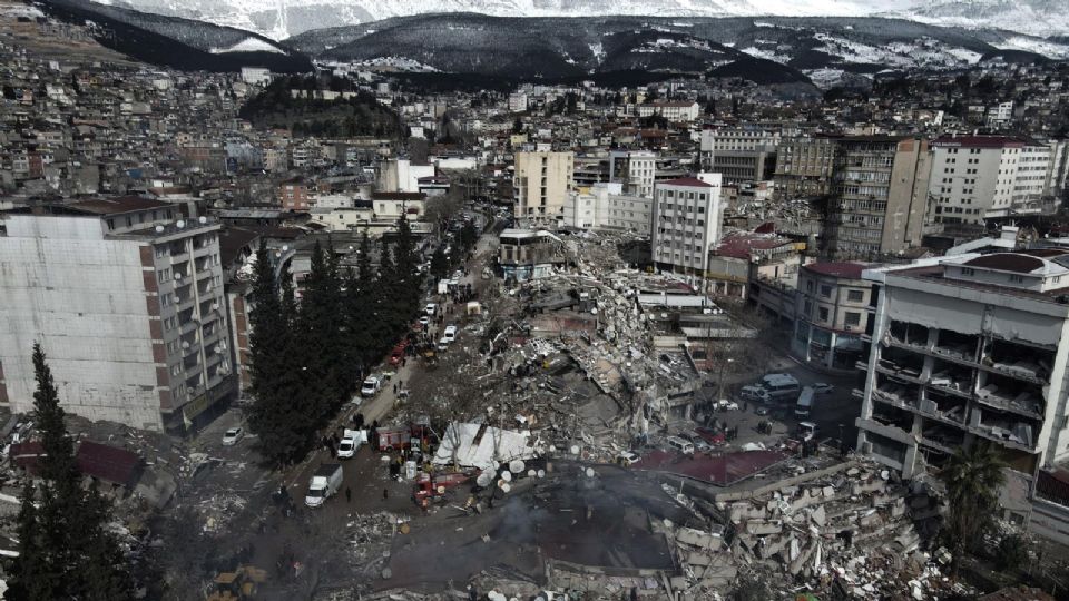 El sismo dejó un gran número de edificios colapsados al sureste de Turquía.