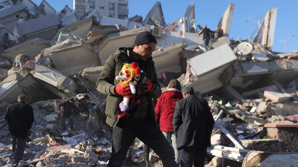 Trabajos de rescate por terremoto en Turquía.