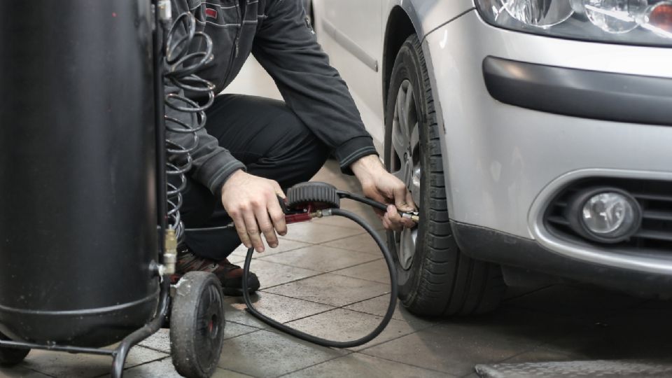 La presión recomendada viene en el manual del auto o en la etiqueta de la llanta.