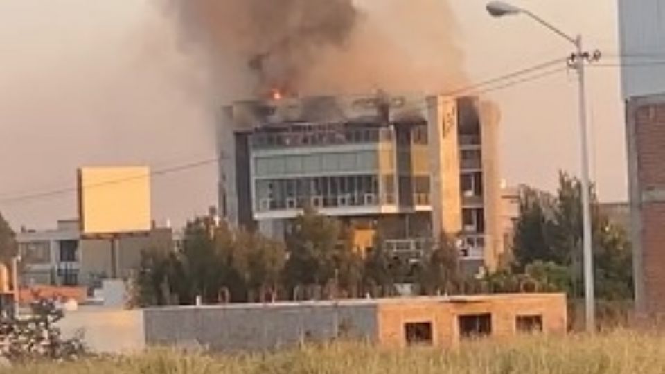 Las llamas generaron enormes fumarolas.