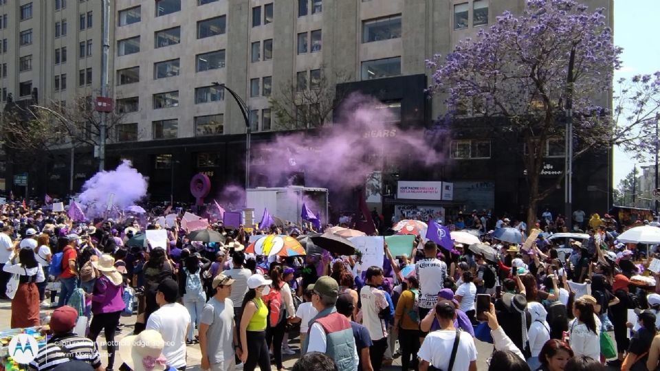 grupos feministas marcharon del monumento a la Revolución hacia el Senado de la República y posteriormente a la Antimonumenta.