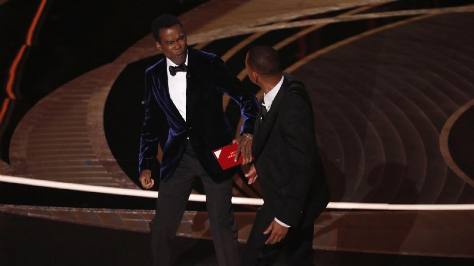 Will Smith mientras abofetea al presentador de la gala Chris Rock durante la 94ª edición de los Oscar 2022.