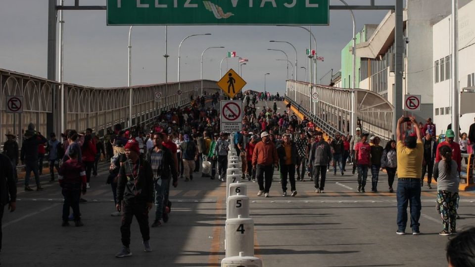 Un grupo numeroso de migrantes de diversas nacionalidades intentó cruzar la frontera entre EUA y México en Ciudad Juárez.