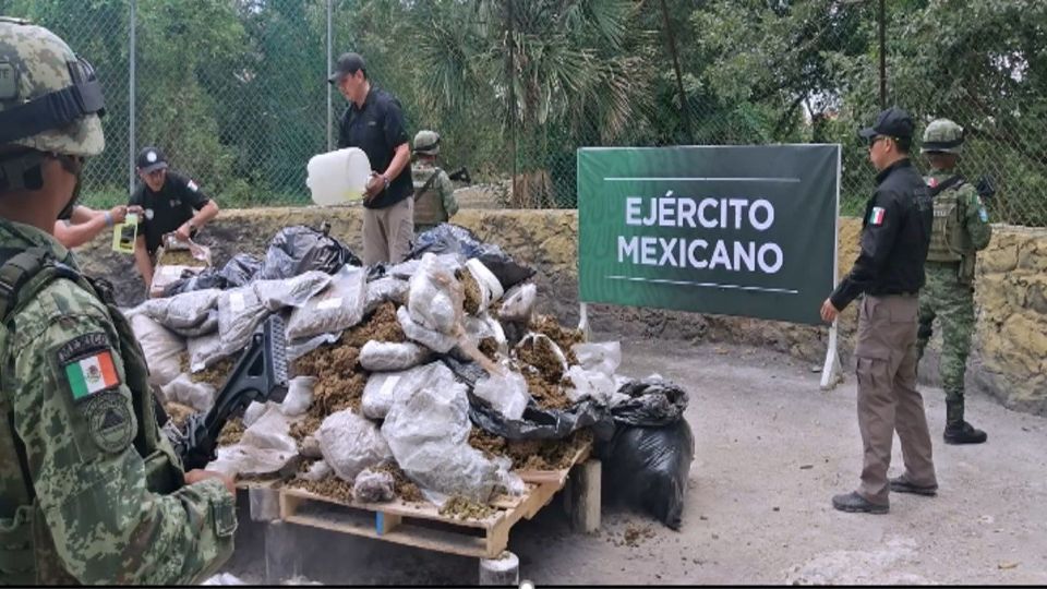 Elementos del Ejército destruyen droga incautada en diferentes estados.