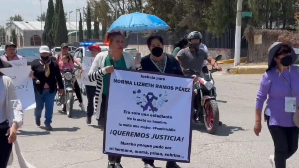 Familiares y amigos de Norma Lizbeth bloquean acceso a Teotihuacán.