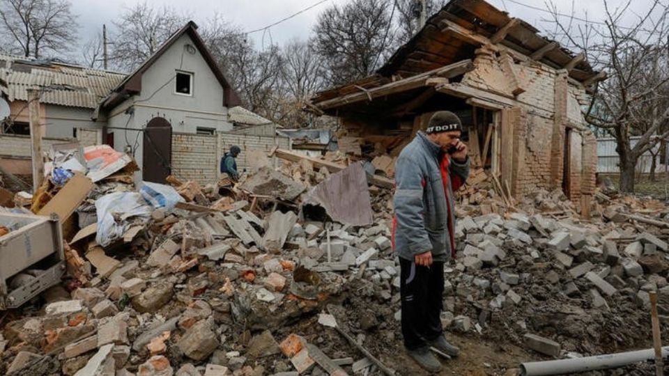 Un hombre habla por teléfono en las ruinas de unas casas destruidas en ataques ucranianos en Donetsk