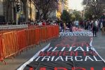 Despliegan manta monumental para repudiar frente a SCJN, militarización de la seguridad del país
