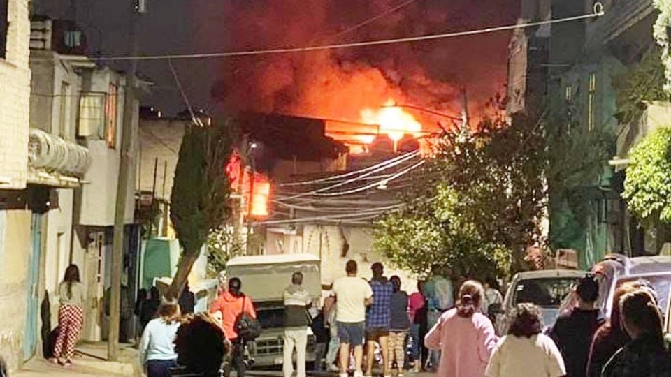 Incendio en colonia Xalpa de Iztapalapa.