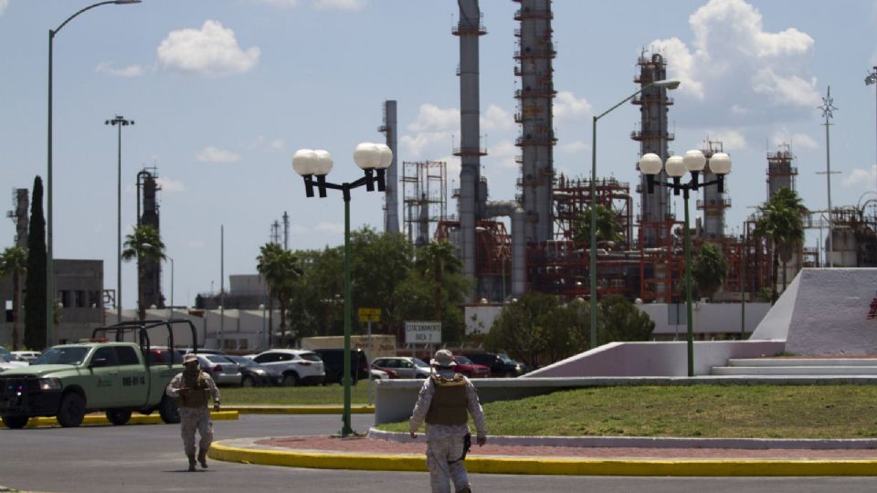 Andrés Manuel López Obrador fue despedido por simpatizantes de su gobierno a la salida de su visita en la Refinería de Cadereyta.