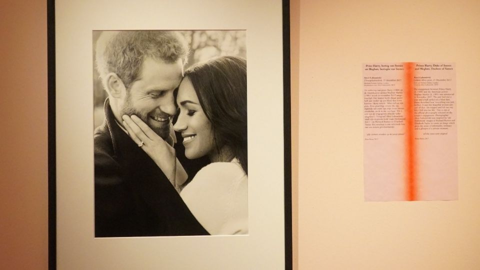 Retrato de Enrique de Inglaterra y su esposa, Meghan Markle, en la exposición de 'Historias de Amor' ('Love Stories') en el Hermitage de Ámsterdam.