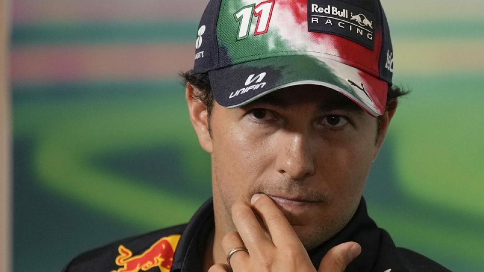 El mexicano Sergio 'Checo' Pérez, de Red Bull Racing hace reclamo a su compañero en el GP de Arabia Saudita.