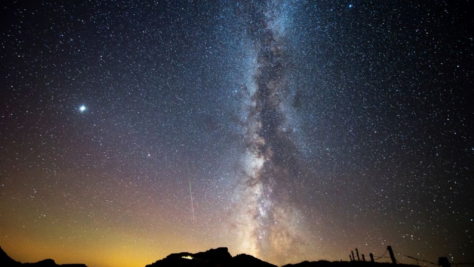 Perseidas junto a la Vía Láctea la madrugada del viernes en una imagen tomada desde el pico Tres Mares, en Cantabria en 2021.