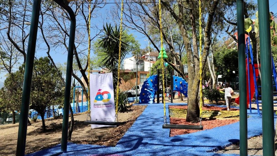 La alcaldesa de Álvaro Obregón, Lía Limón, entrega un parque de bolsillo rehabilitado.