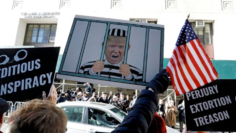 Donald Trump, expresidente de EU, encarcelado en un cartel.
