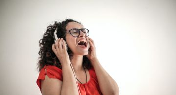 Música en español: 4 canciones para cantar si te partieron el corazón