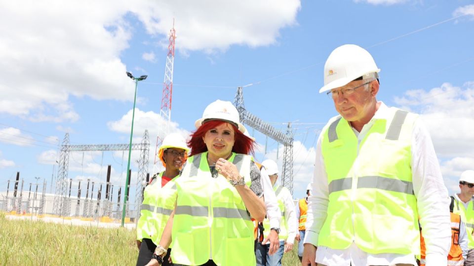 El embajador de EU en México, Ken Salazar visitó una planta solar en Campeche.