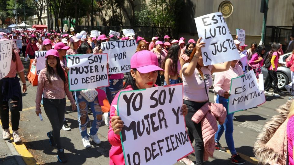 Mujeres participan en una marcha.