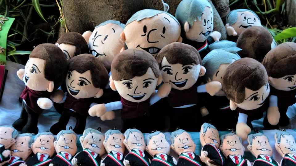 Figuras de AMLO y Delfina Gómez.