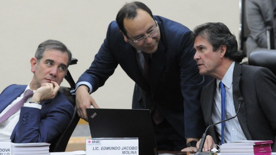 Lorenzo Córdova, Ciro Murayama y Edmundo Jacobo, durante una sesión del INE.