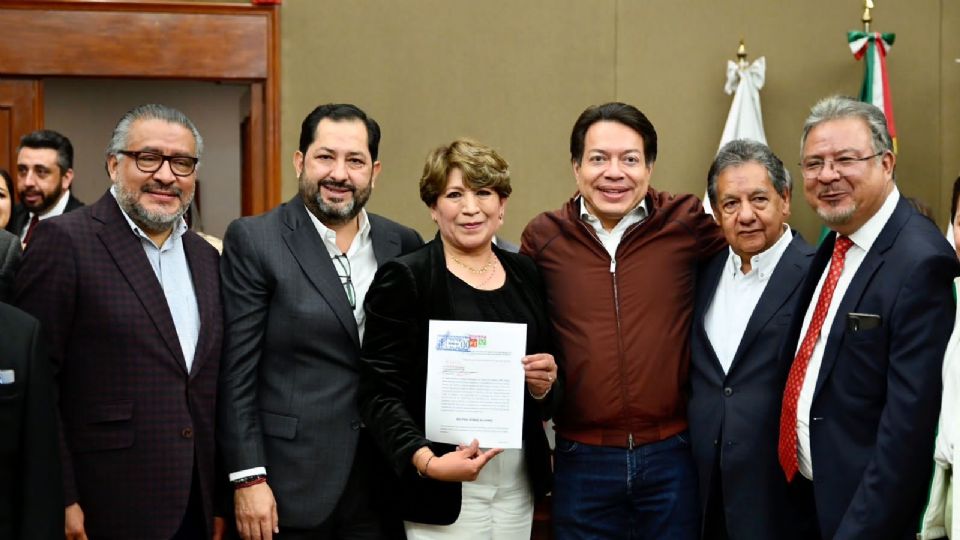 Delfina Gómez, abanderada de la alianza Morena-PT-PVEM, registra su candidatura al gobierno del Edomex.