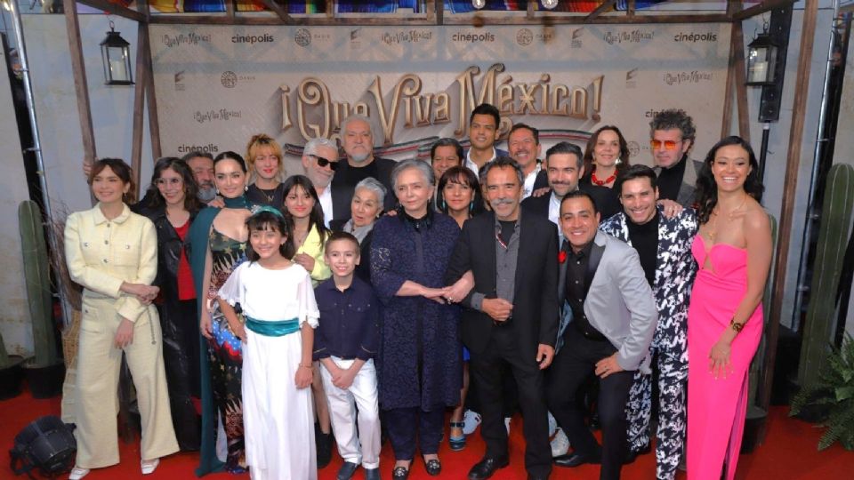 Parte del elenco a su paso por la alfombra roja por el estreno de la película ¡Que Viva México!