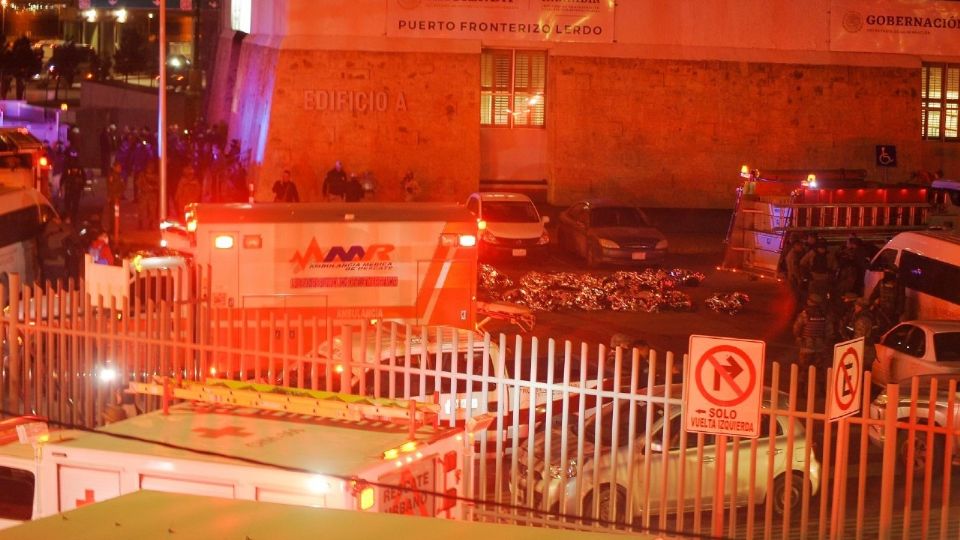 Ambulancias en la estación migratoria tras la tragedia