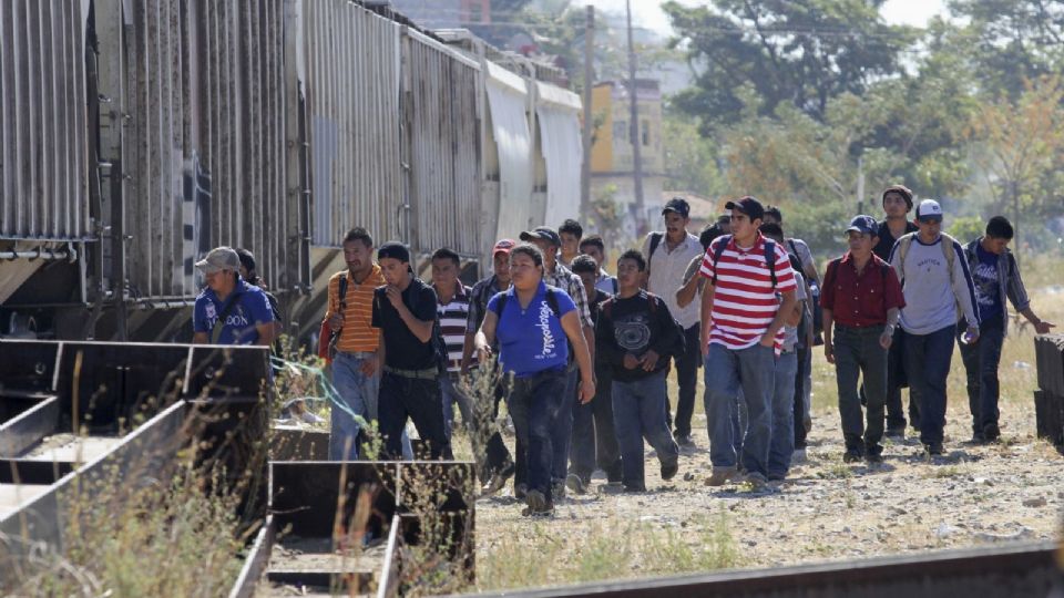 Muchos migrantes, como estos dos hombres, salen de sus país en busca de un mejor futuro.