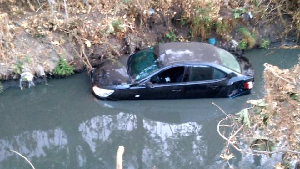 Un automóvil cayó al cauce de aguas negras.