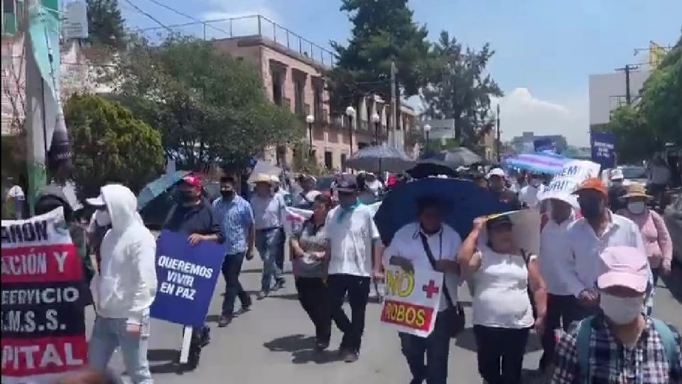 Habitantes de la Ciudad Cooperativa Cruz Azul se manifiestan en demanda de mayor seguridad y por la renuncia del titular del ayuntamiento de Tula, Hidalgo.