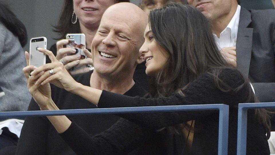 El actor estadounidense Bruce Willis y su esposa Emma Heming se hacen un selfi durante un partido de tenis en en Flushing Meadows, Nueva York.