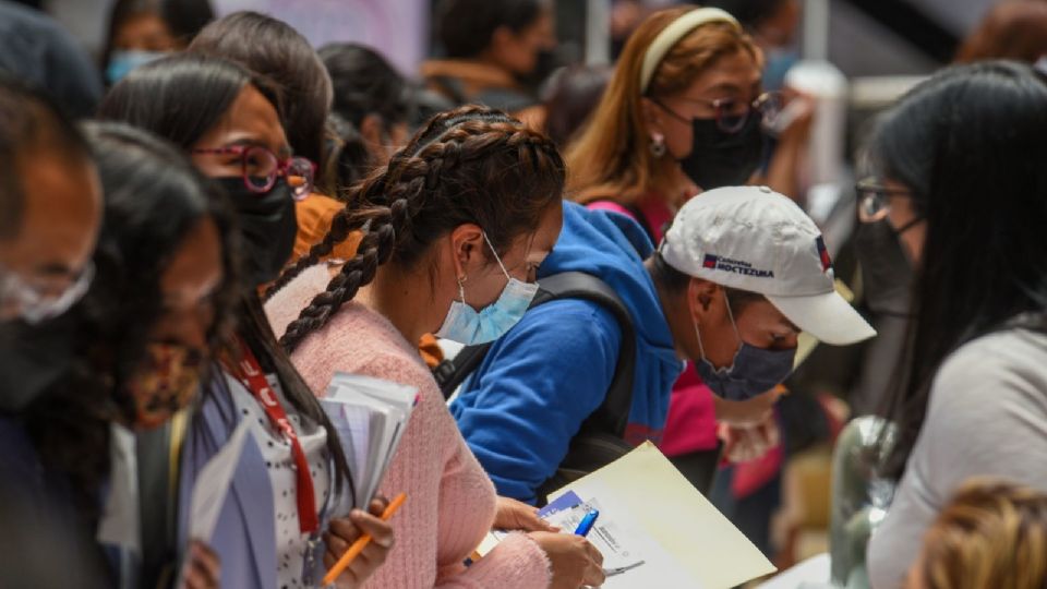 Miles buscan empleo por medio de ferias para esto.