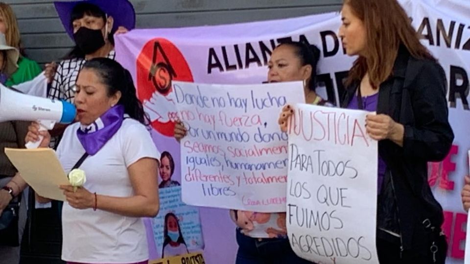 Mujeres exigen justicia frente a la dependencia que encabeza Ernestina Godoy.