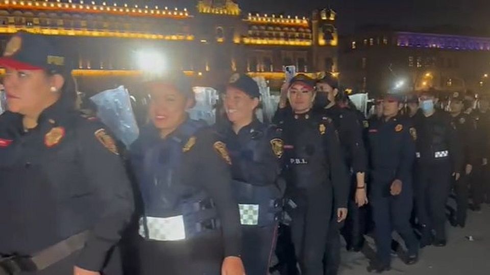 Salen homenajeadas del Zócalo mujeres policías.