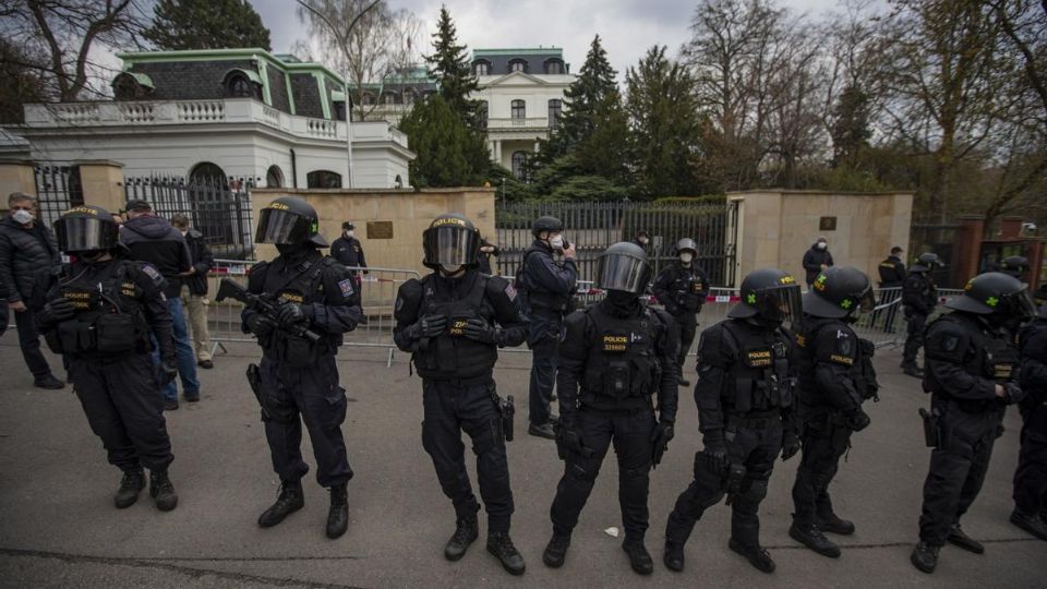 La policía checa ayudará a los ucranianos