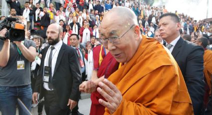 Dalái Lama pide disculpas tras besar a niño en la boca