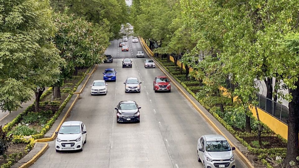 Carros circulando por la Ciudad de México.