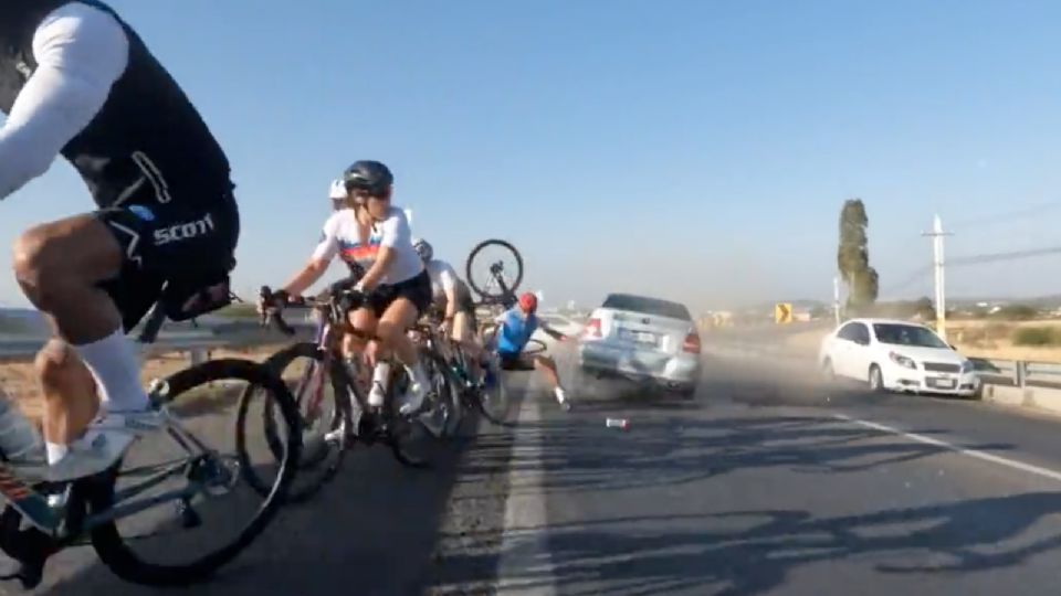 Pánico en la carretera, un vehículo embistió a ciclistas