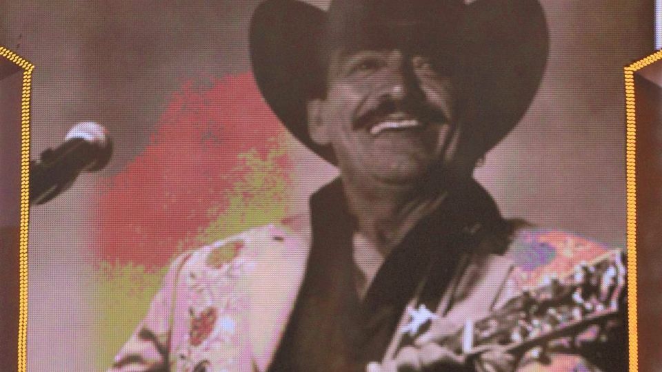 La canción de Joan Sebastian que debes escuchar si perdiste la batalla en el amor.