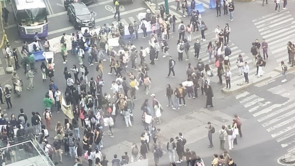 Estudiantes de la UNAM se manifiestan en el cruce de la avenida Insurgentes Sur y Eje 10 Sur.