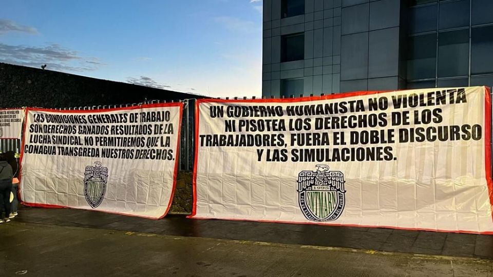 'Un gobierno humanista no violenta ni pisotea los derechos...', se lee en una pancarta