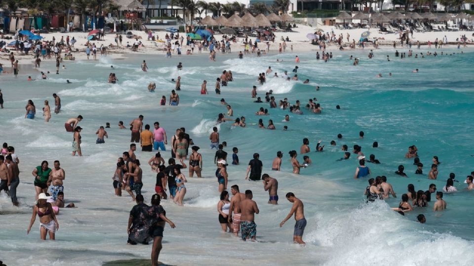 Miles turistas llenaron las playas del puerto de Acapulco.