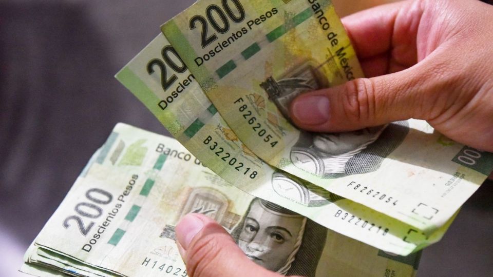 Una persona con billetes de 200 pesos