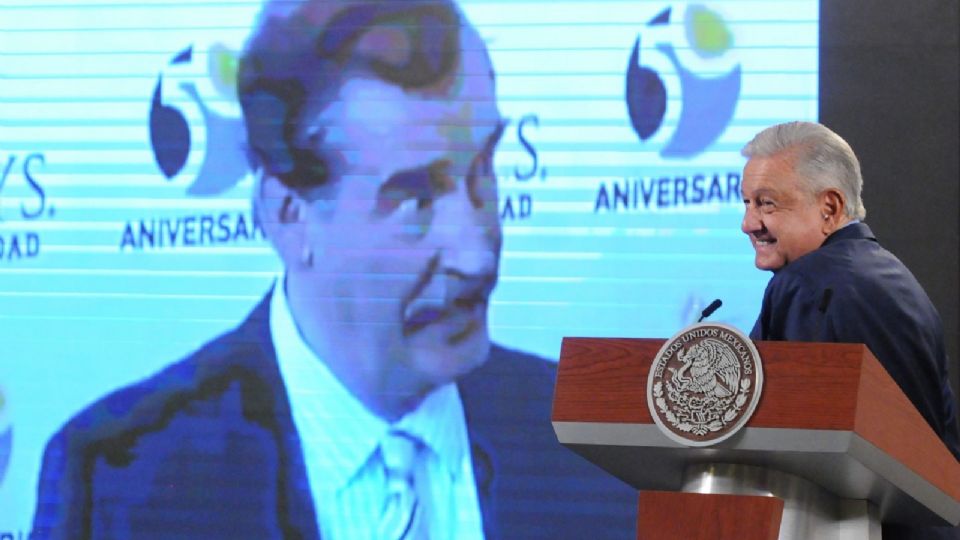 Andrés Manuel López Obrador, presidente de México, muestra un video donde aparece el ex presidente, Vicente Fox.