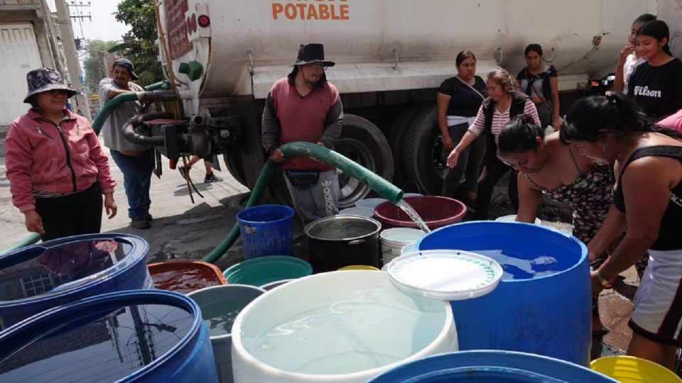 Vecinos de la colonia Degollado, en la alcaldía Iztapalapa, llenan botes y tambos que son suministrados por pipas de agua.