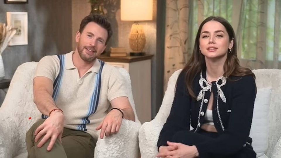 Ana de Armas y Chris Evans.