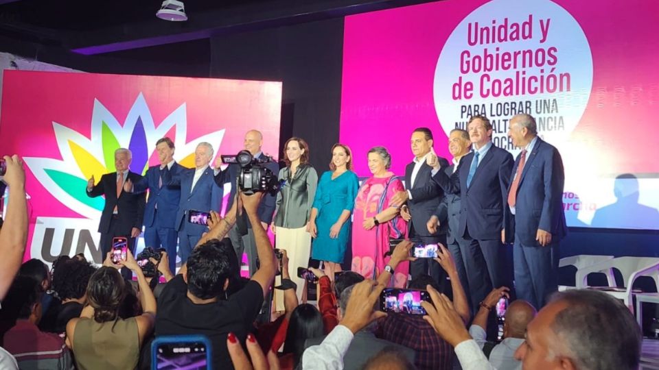 Líderes de la oposición participan en un foro.