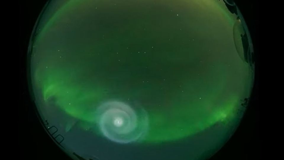 Capturaron un espiral gigante sobre una aurora boreal en Alaska.