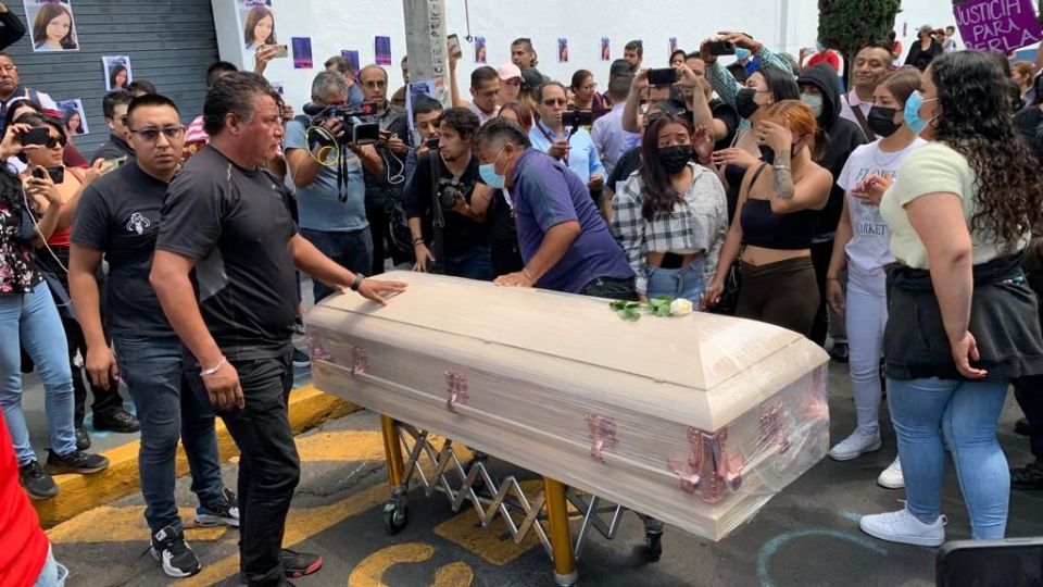 Llevan a la Fiscalía féretro de la chica asesinada en Guanajuato, Perla Cristal